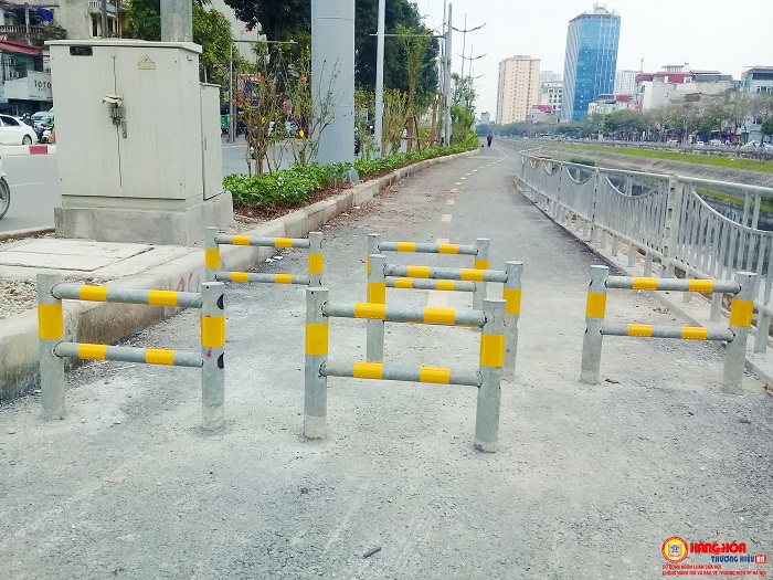 Tuyến đường đi bộ ven sông Tô Lịch dựng nhiều lớp rào chắn để ngăn chặn xe máy
